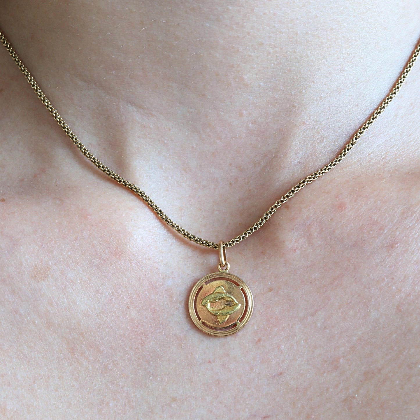 Mid Century Italian 18k Yellow Gold Pisces Pendant