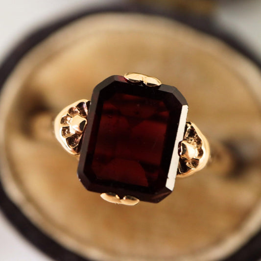 Vintage Garnet 10k Yellow Gold Solitaire Ring