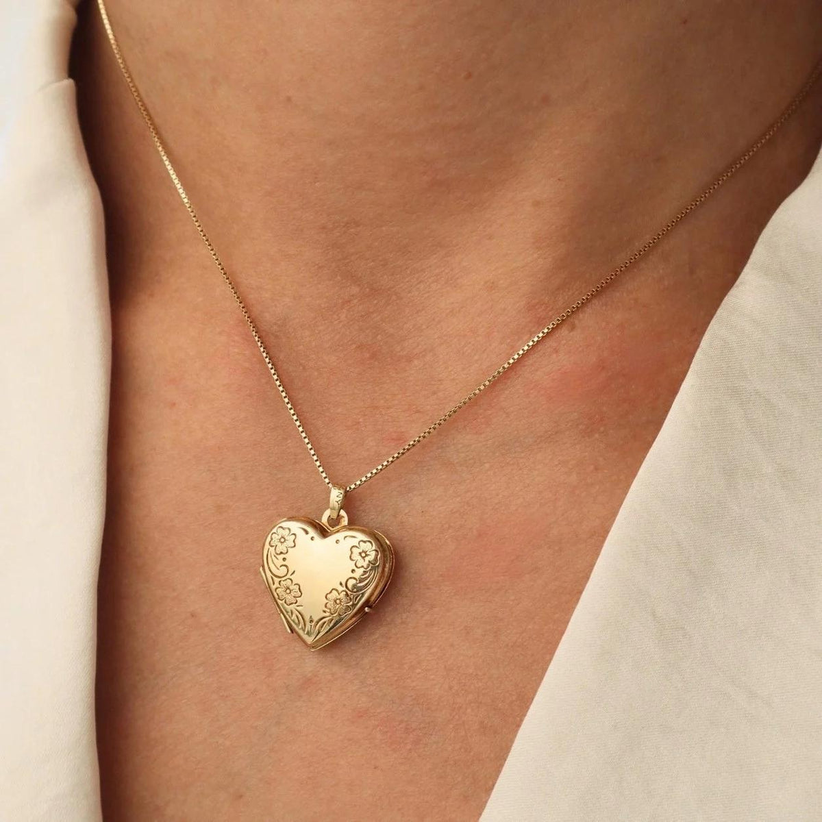 Mid Century 14k Yellow Gold Flower Heart Locket