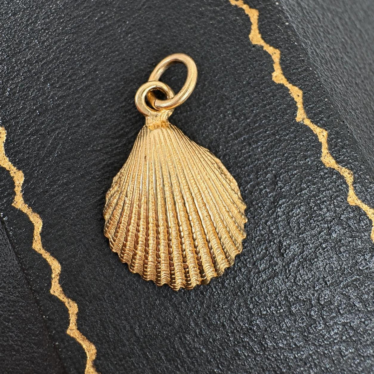 Vintage 14k Yellow Gold Shell Charm
